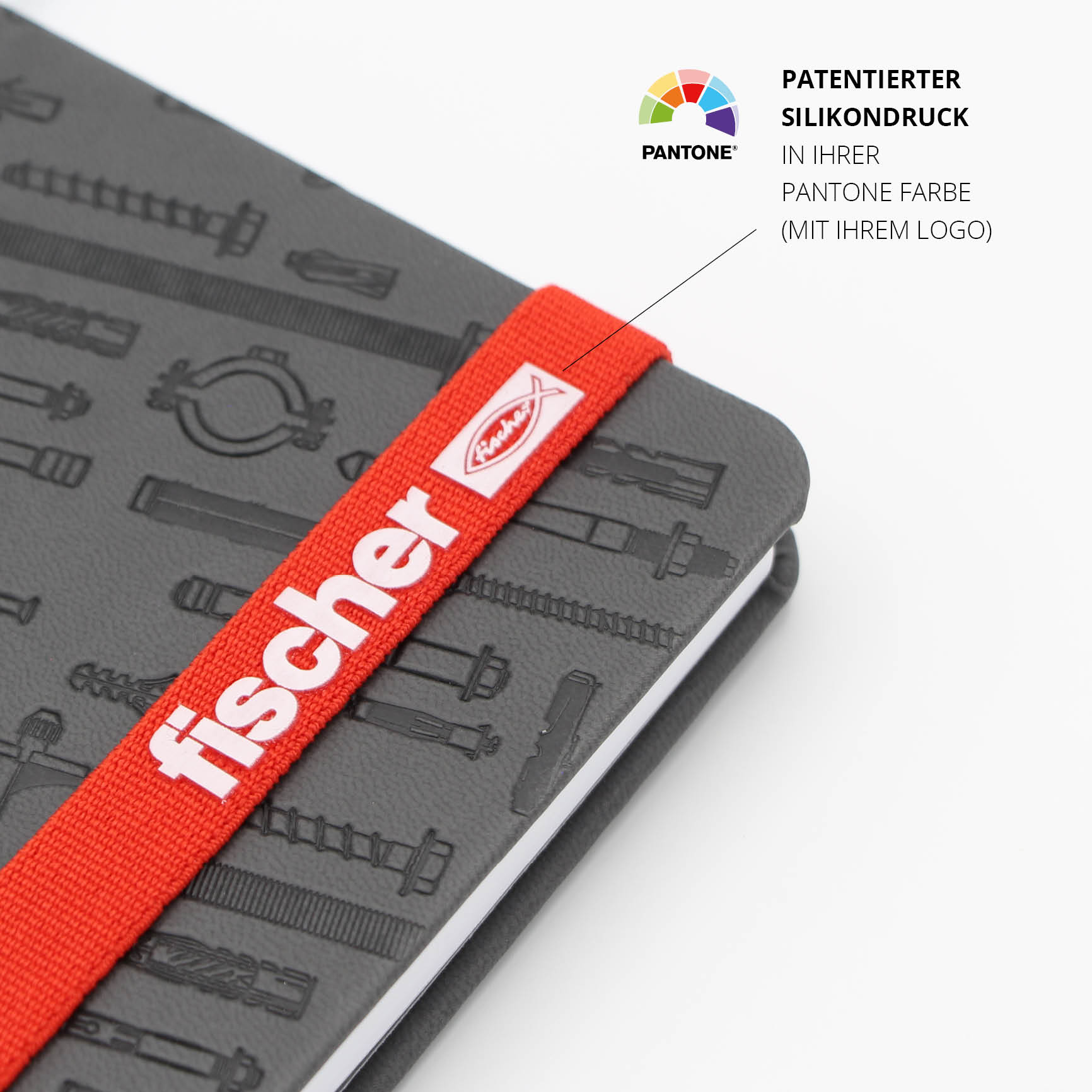 Fischer Notizbuch mit rotem Lanyband® und Silikondruck – Individuelle Pantone-Farbe mit Logo auf schwarzem Kunstleder-Einband.